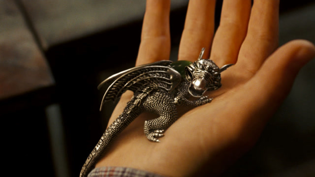 小伙获得一枚"龙戒",手一抬就能释放魔法,给反派打的满地找牙!