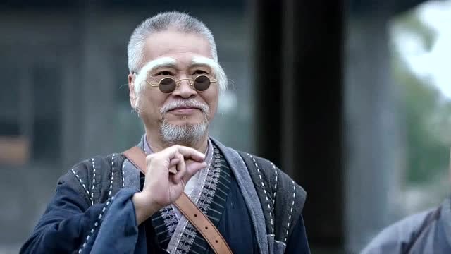 原来长眉大师才是真正的武林高手,居然能够徒手接子弹!