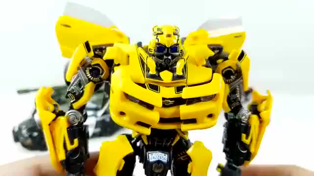 变形金刚大黄蜂vs路障汽车玩具机器人