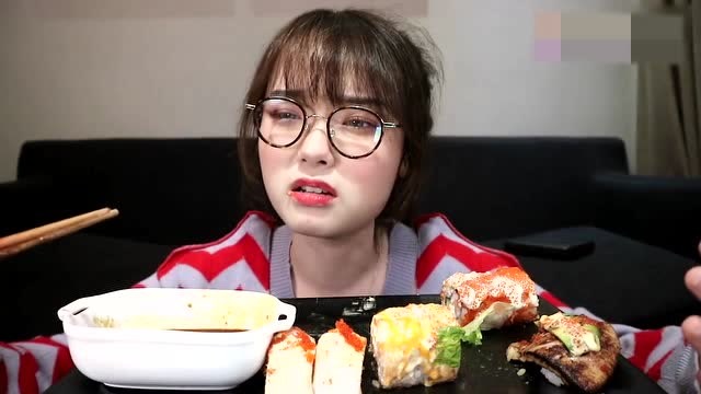吃播小姐姐哎哟阿尤,今天吃200元寿司拼盘,一口一个,超满足!