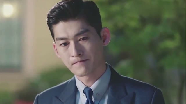 张翰戴眼镜再扮"占南弦",走路带风秒变霸道总裁,这皮裤要火