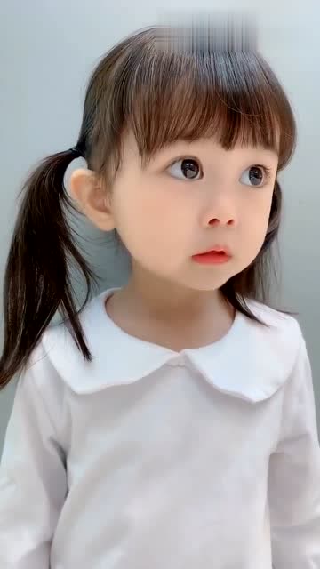 这萌萌的小女孩最近火了,两个马尾辫显得非常活泼动人,人见人爱