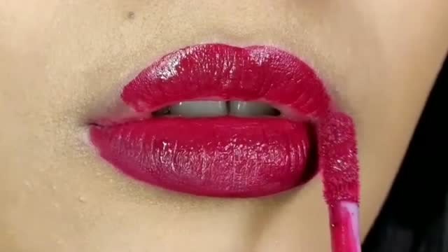 唇色这么深的妹子,也就只配涂大红色口红了