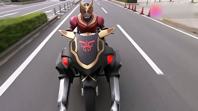 假面骑士空我:空我在追击古朗基的途中,沉睡的哥莱姆突然觉醒