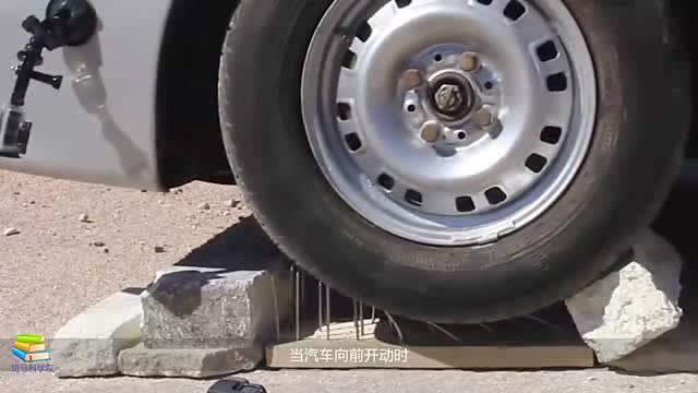 汽车碾压200根钉子,一点事都没有,碾压30根钉子却难堪了