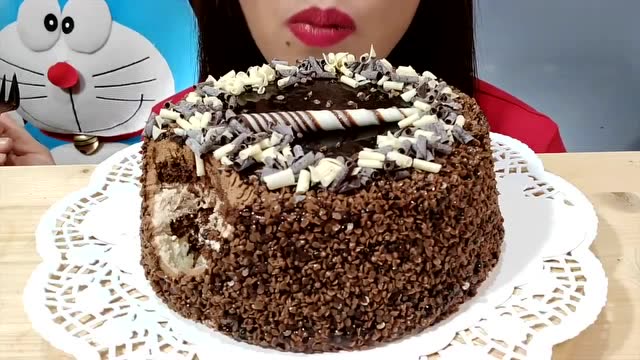 美女吃巧克力蛋糕,她的口红颜色也太好看了,嘴角的痣也很美