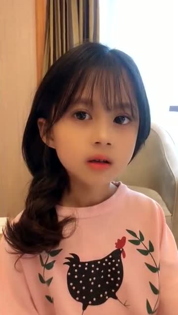 混血小女孩,浓眉大眼小翘鼻,天生的美人胚子!