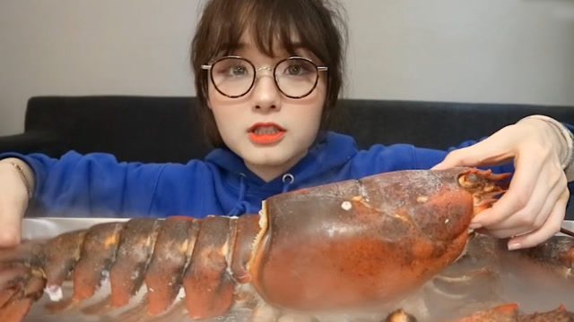 阿尤:直播吃龙虾,差点啃掉牙竟上斧头,网友:确定不是海王类?