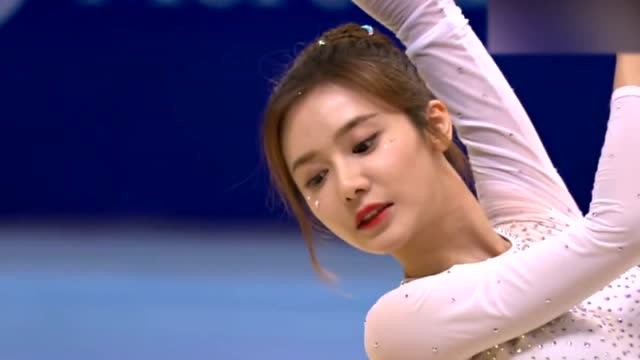 超新星全运会体育主持人美娜大秀一字马全场尖叫