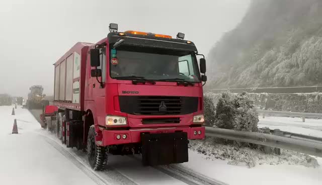 厦容高速郴州五盖山路段正在采用破冰车进行抗冰除雪作业
