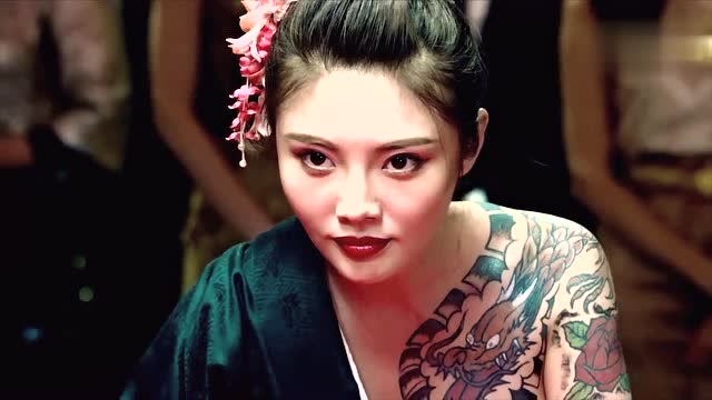 当筛盅女王的骰子一摇,请密切关注他的眼神与耳听