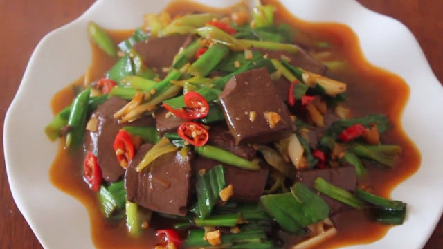 大厨教你:"蒜苗烧鸭血"的正宗做法,口感鲜嫩细滑,好吃到爽