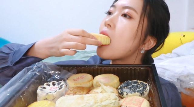 爱吃甜点的吃播橘子公主姐姐吃传统中式点心,大口吃甜甜的!