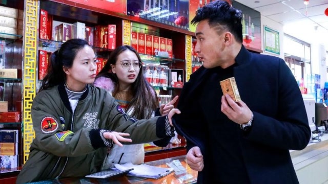 小伙超市买烟,想出一招买烟不用付钱,结局尴尬了