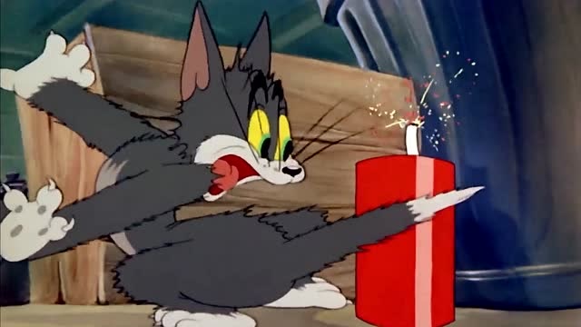 猫和老鼠:杰瑞偷偷拿着炸弹来到汤姆的屁股后
