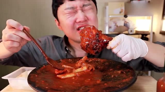 感觉这小哥都快被辣的不行了,每次吃辣的表情都很逗!