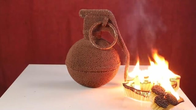 10000根火柴拼成"手雷"有多震撼?点燃瞬间carry全场,场面太壮观了