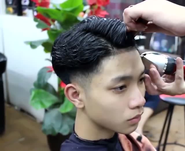 男生帅气的露额三七分发型给你带来不一样的感觉