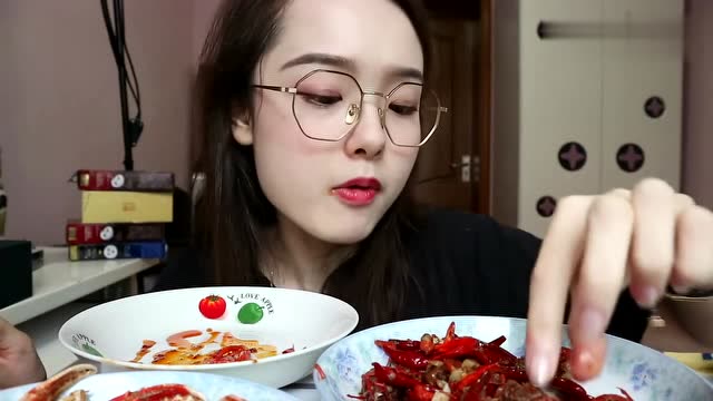 吃播哎哟阿尤:小姐姐吃麻辣小龙虾 麻辣牛肉丝,这顿饭真丰盛!