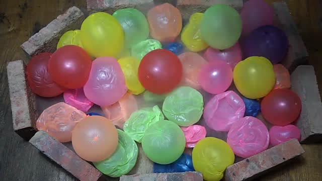 把液氮倒在这些气球上 气球立马瘪了 但没想到气球还能自己复原