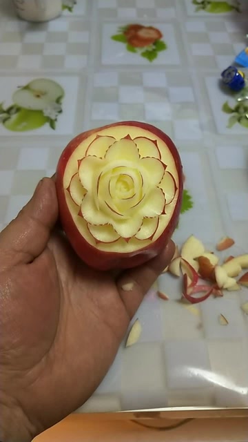 好看又好吃的苹果花雕刻
