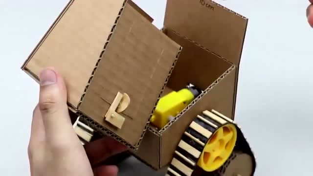 牛人用纸板制作了投币机器人太好玩了真有才