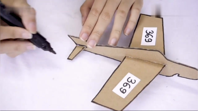 小伙自制纸壳飞机配上皮筋一下就能弹飞很远出去