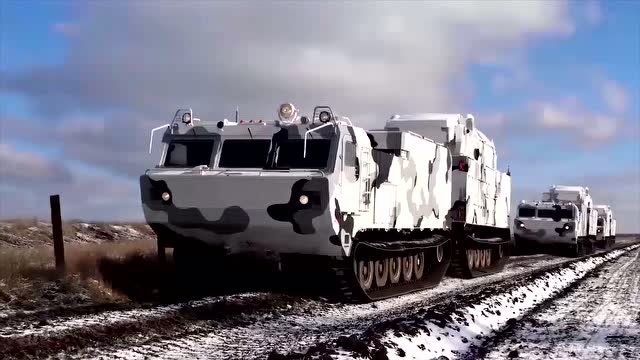 全地形履带车载着导弹蓄势待发