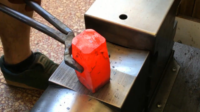 烧红的铁块不停的锤打,成品果不其然,就是一把锤子