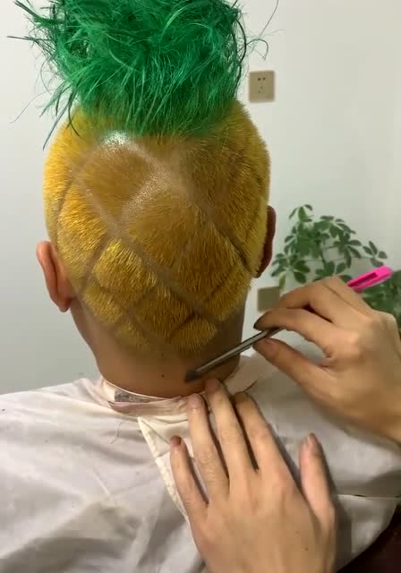 现实版的吉吉国王头顶妥妥的一片绿油油大哥睡觉敢露头吗