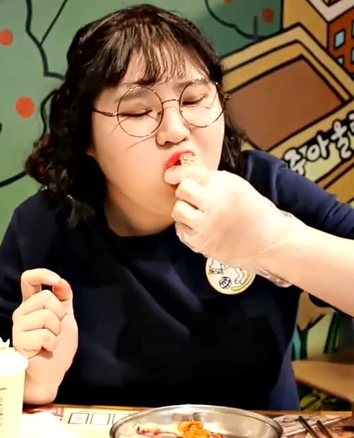 中国吃播肉姐吃炸鸡,还亲自带手套,这表情到底是有多好吃