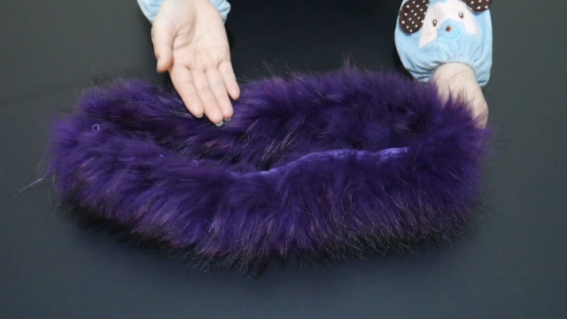 扔旧衣服时,把衣服的毛领留下,稍微改造一下,实用,省钱又时尚