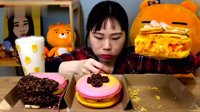 韩国美女大胃王吃3个超大马卡龙,她能吃完吗?