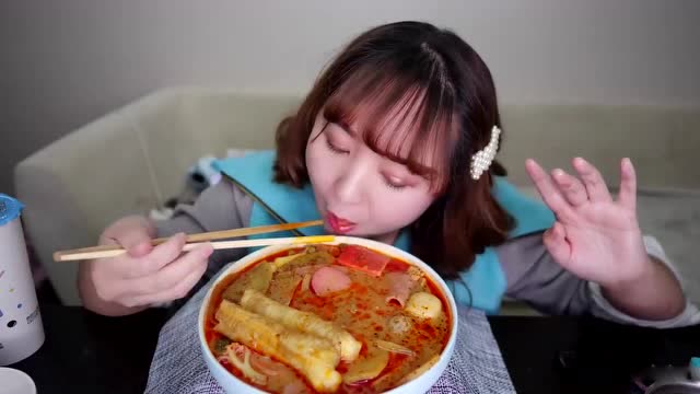 美女吃播:首次尝试油条泡麻辣烫!一大口下去,看着超有食欲!