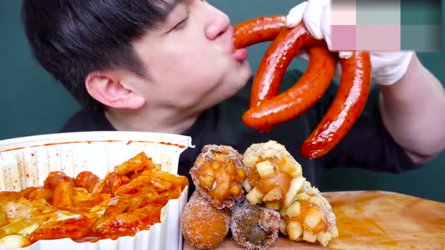 吃播大胃王:没想到小哥哥吃起东西来这么猛,大口大口超过瘾!