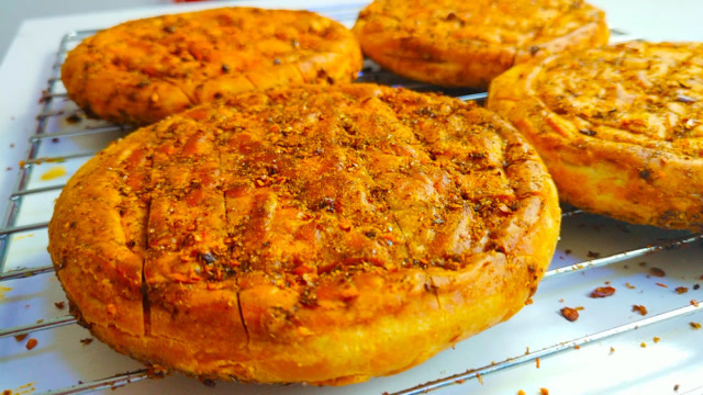 西安夜市美食,麻辣烤饼,在家也能做出来,香酥可口很下酒