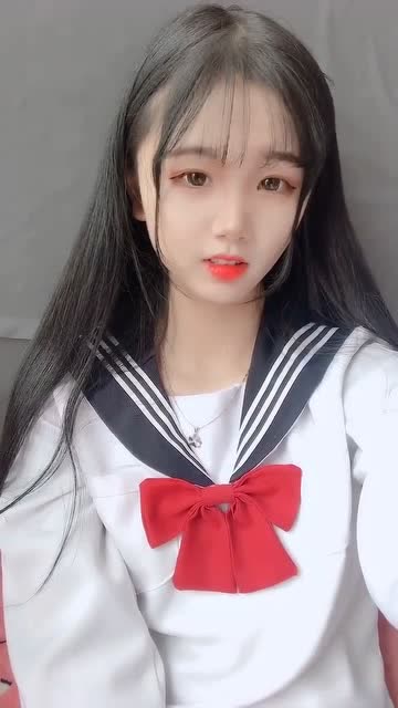 甜美可爱的00后小姐姐,这颜值在学校里应该是个女神吧!
