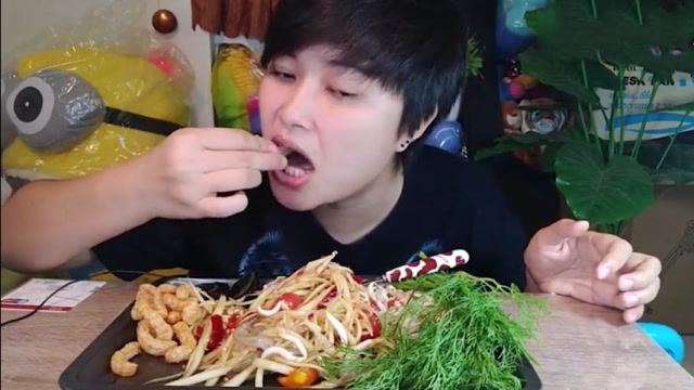 泰国吃播小哥吃木瓜丝和炸猪皮,咬一口卡蹦脆!美味