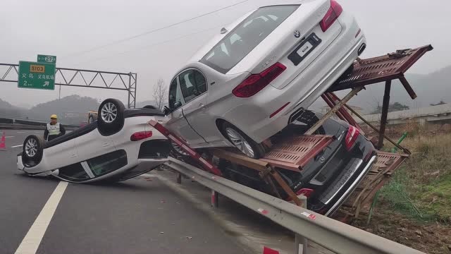 太大胆!男子载着老婆孩子冲护栏 大车小车双双翻