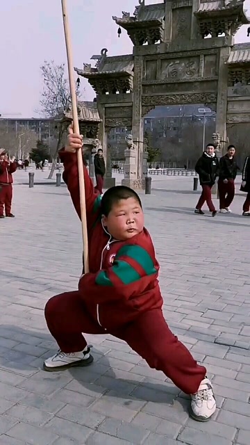 少林小胖烧火棍!很像洪金宝!表情包火了