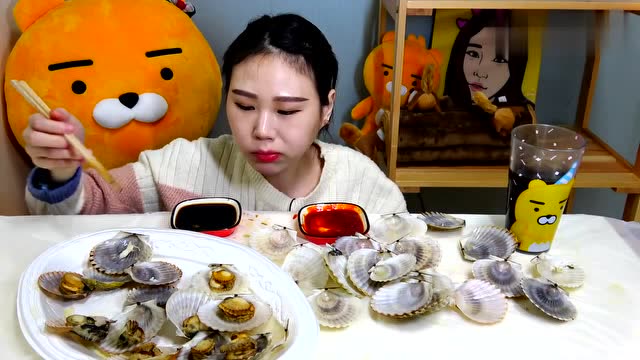 吃播美女吃海鲜,扇贝肉质鲜嫩,一个个吃味道超级棒!