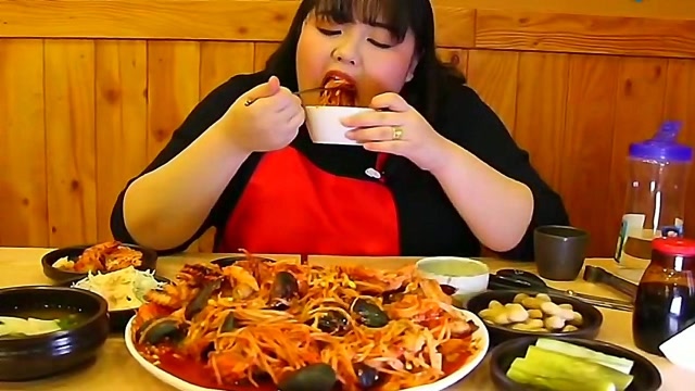 胖妹吃红烧辣海鲜,里面有各种的海鲜材料,让人吃了一口又一口