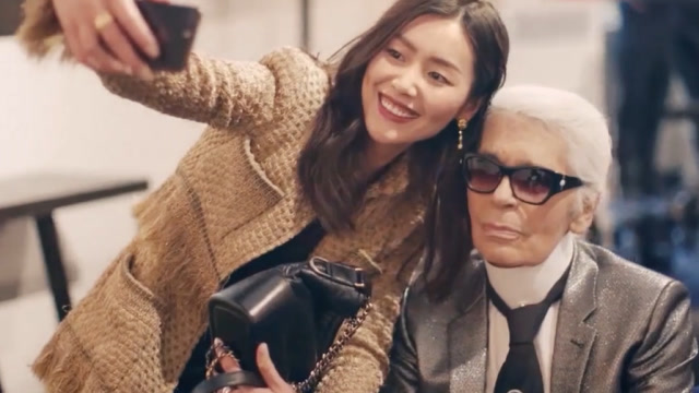 超模刘雯现身时装周,和时尚巨头贴面合影,笑得好温柔!