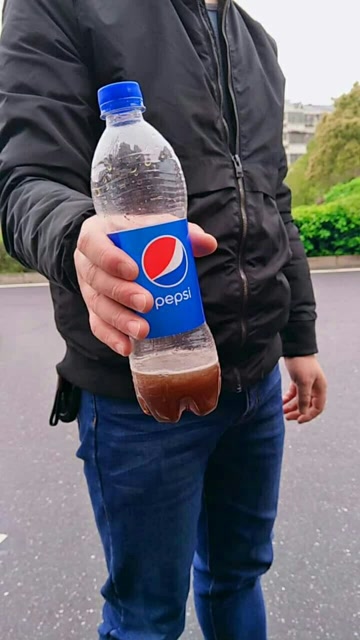 让我们使劲摇这瓶可乐,你猜会不会爆