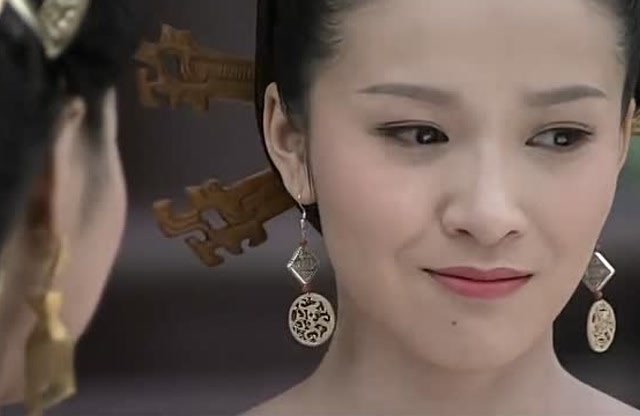 母仪天下班恬与太后一起皇上的眼神像是更厌恶了