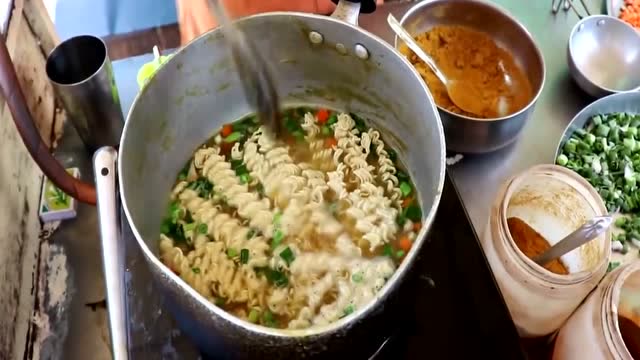 印度人吃泡面方式颠覆认知,网友:真辣眼睛!