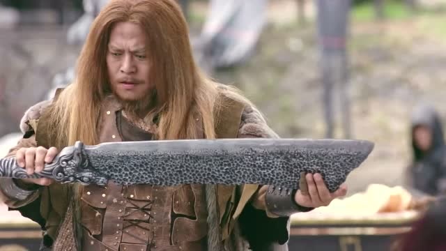 谁敢拿我的刀在此耀武扬威?金毛狮王谢逊登场,是时候物归原主了