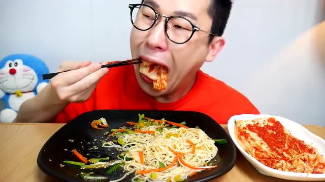 韩国眼镜哥吃拌面配辣白菜,大口吃的太香我都看饿了!