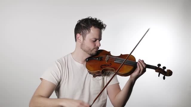 小提琴帅哥今天在给我们演奏什么呢?