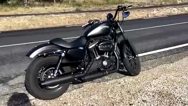 这辆纯黑酷炫摩托车跑车,排气管发出来的声音太好听了,会上瘾!